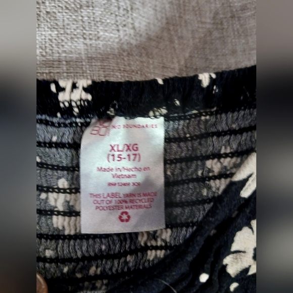 NO BOUNDARIES WOMEN'S XL BLACK AND WHITE SUMMER TOP - Picture 2 of 3